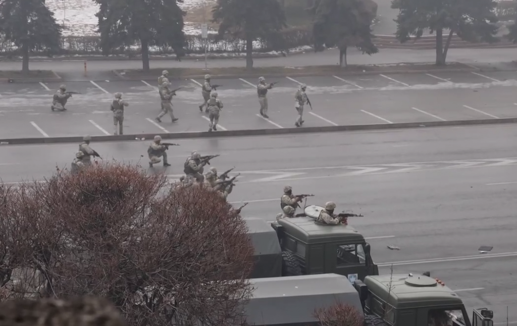 Как военные в Алмате «зачищали» площадь города: видео