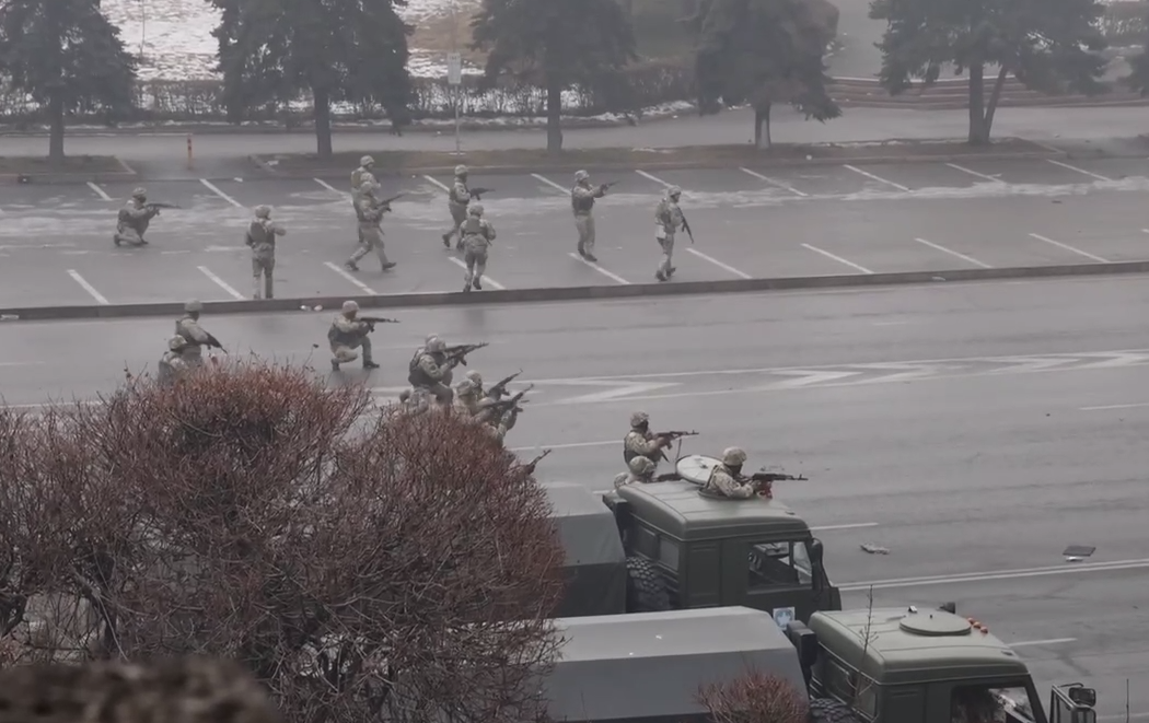 Как военные в Алмате «зачищали» площадь города: видео