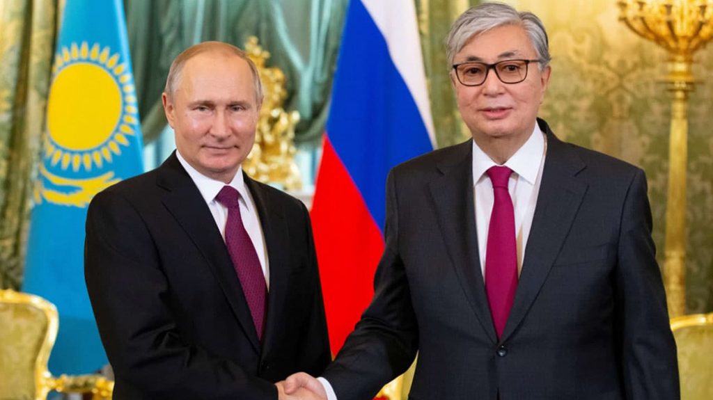 Путин и Токаев обсудили вывод миротворцев из Казахстана