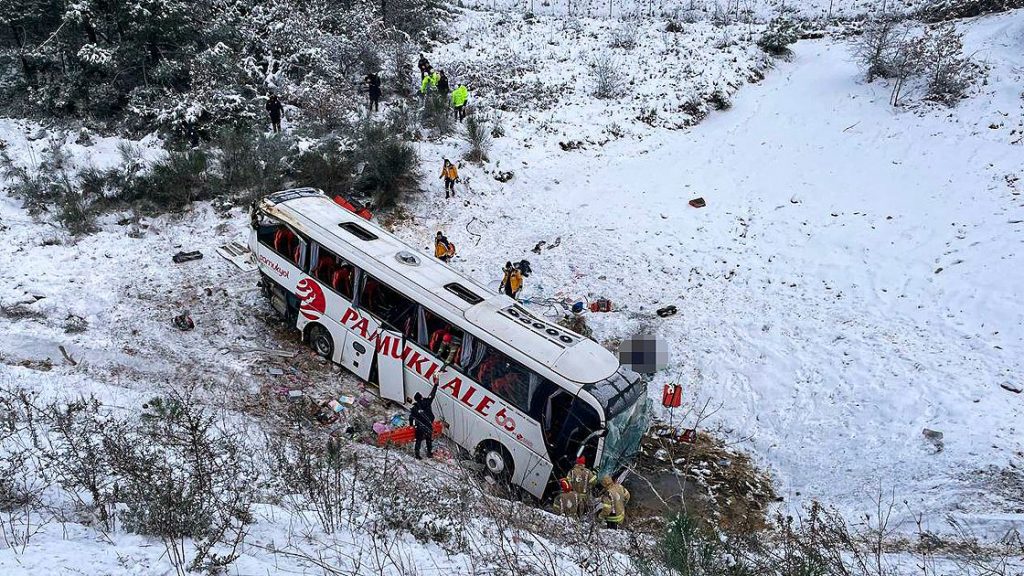 В Стамбуле автобус сорвался в пропасть, есть погибшие