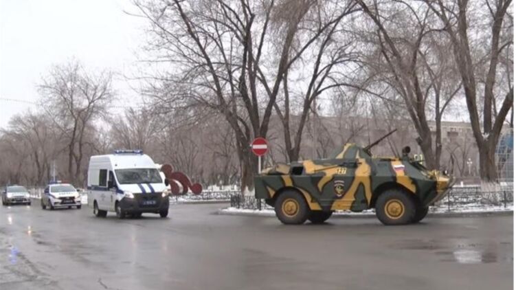 Пропагандист Пегов прилетел в Казахстан на борту с миротворцами