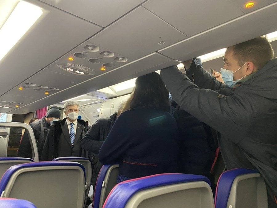 Порошенко прошел паспортный контроль в аэропорту Киева (обновлено)