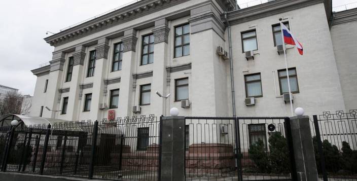 Россия начала "опустошать" свое посольство в Киеве, узнал NYT