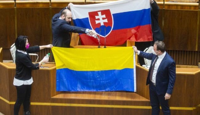 В парламенте Словакии облили водой флаг Украины (видео) - Minval.az
