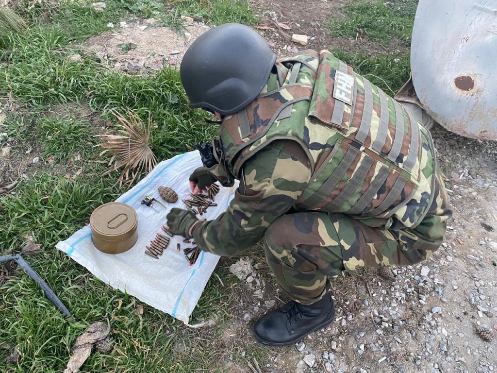 В Баку обнаружили боеприпасы (фото)