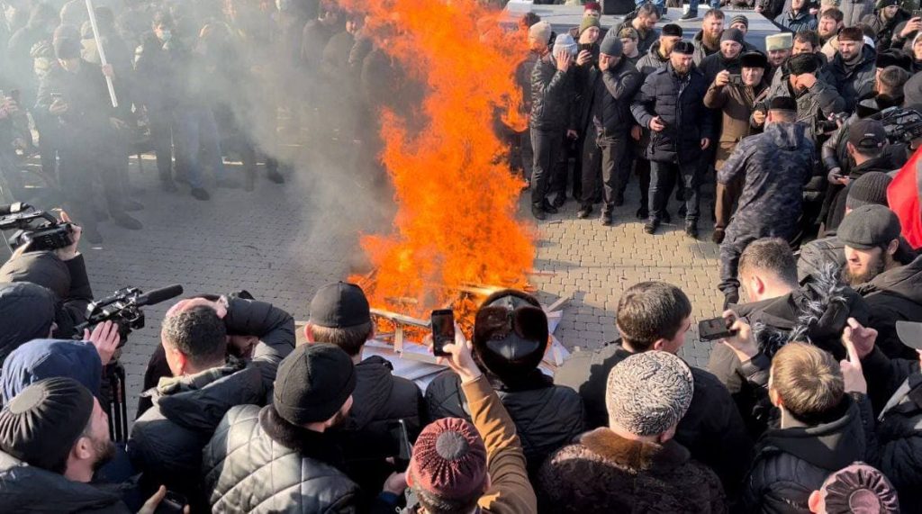 На митинге в Грозном растоптали и сожгли плакаты с изображением членов семьи Янгулбаевых: фото и видео