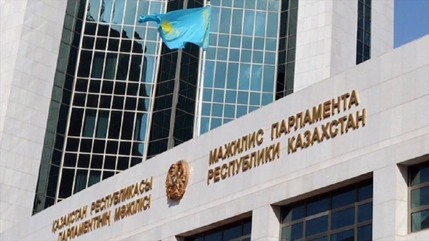 В Казахстане ввели запрет на повышение зарплаты министрам и депутатам