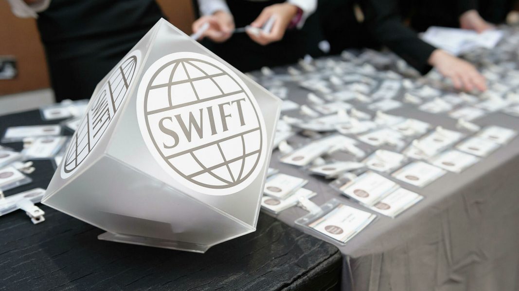 В ЕС договорились отключить от SWIFT 7 российских банков