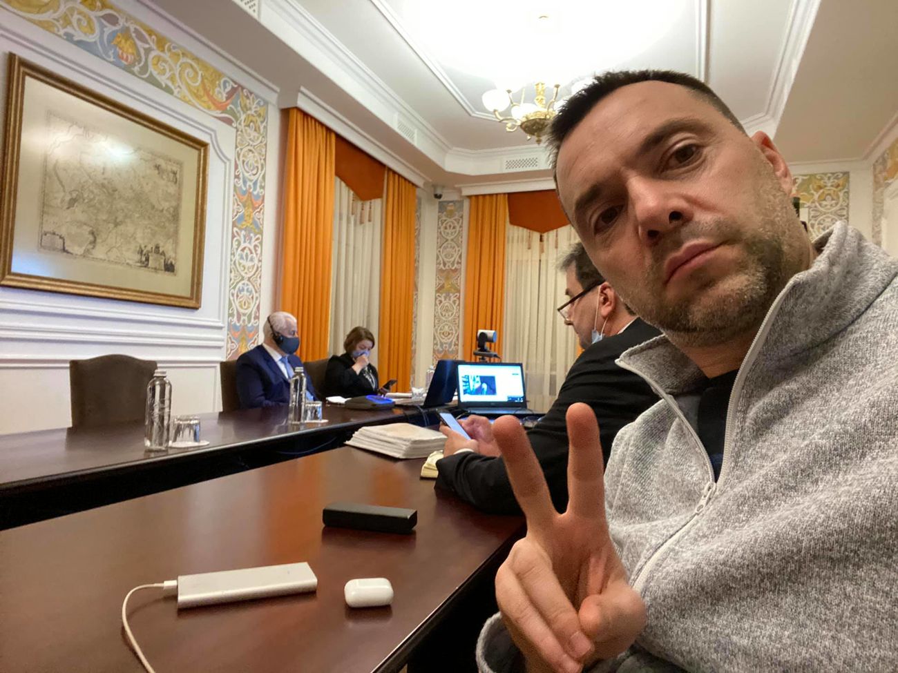 Арестович опровергает массированный налёт авиации России на Украину этой ночью