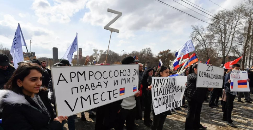 В Ереване состоялся очередной митинг в поддержку России и против Украины (видео)