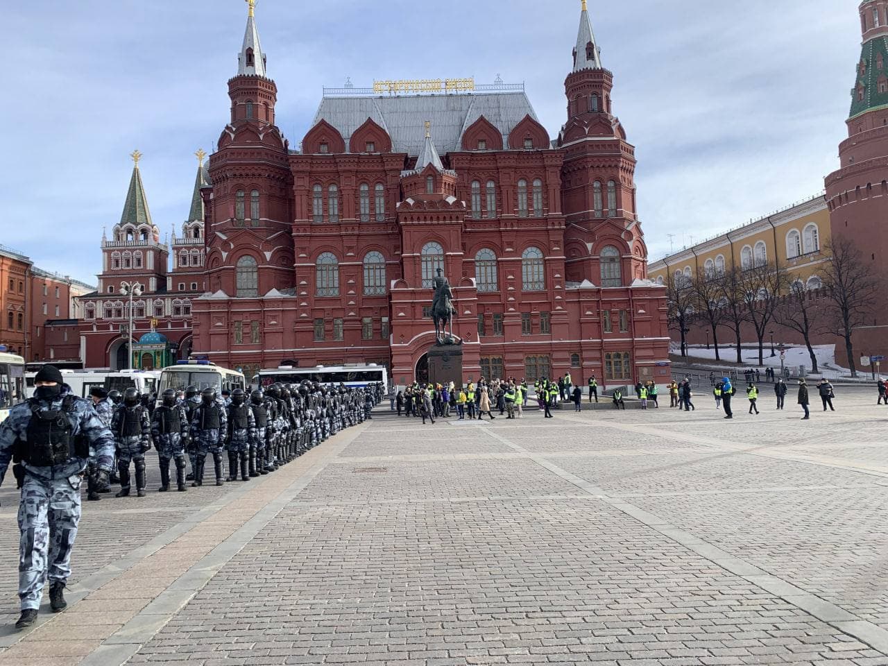 По всей России идут митинги против войны, тысячи задержанных (видео)