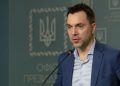 Арестович назвал три причины, по которым Россия пошла на переговоры с Украиной