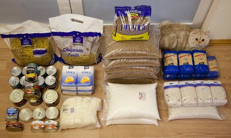 Согласно опросу, более 80% россиян запасают продукты