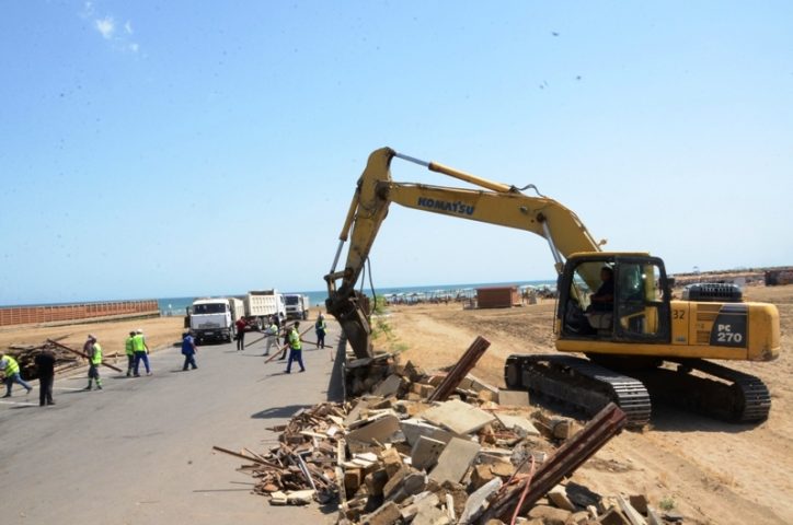 В поселке Бузовна сносят незаконные заборы и постройки на берегу моря (фото)