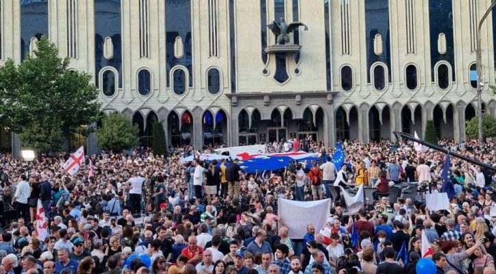 В Тбилиси проходит митинг под лозунгом «Домой, в Европу» (видео)