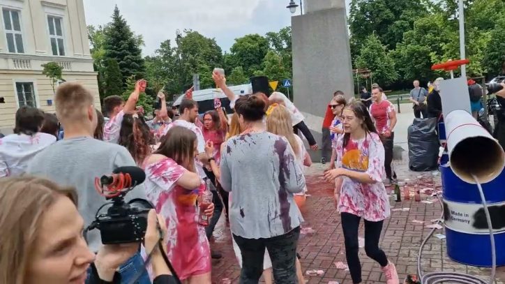 В Варшаве устроили акцию протеста у посольства Венгрии