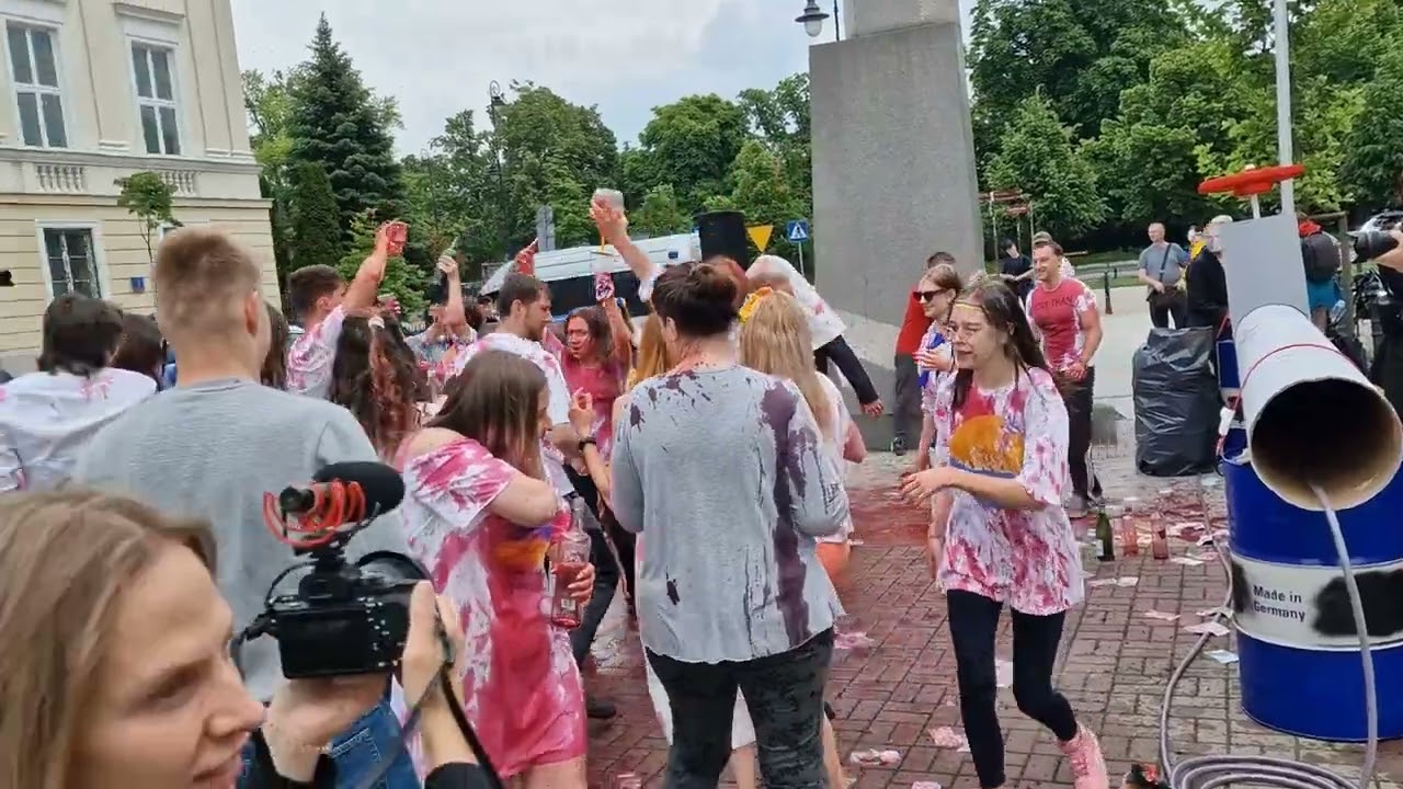 В Варшаве устроили акцию протеста у посольства Венгрии