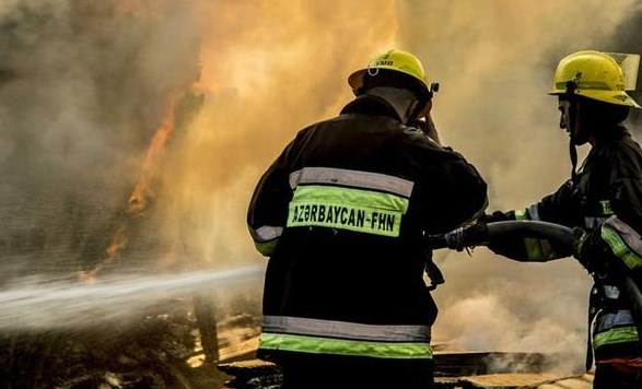 В Баку произошел пожар в нескольких торговых объектах