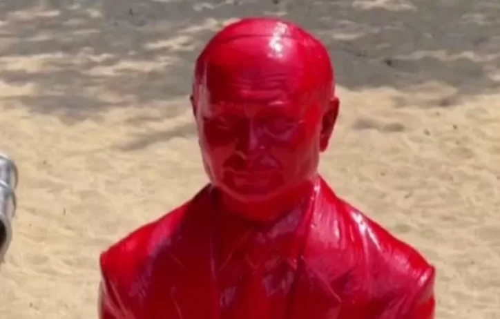 В Нью-Йорке появилась скульптура кровавого Путина на танке (фото и видео)