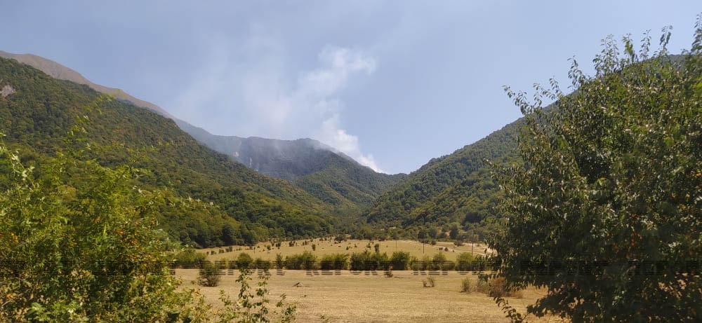 В горах Огуза горит лес