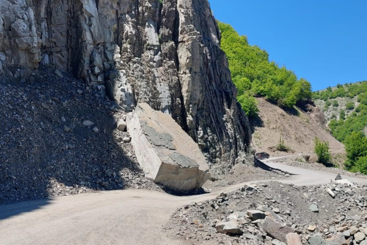 Из-за горного обвала заблокирована дорога в три села Дашкесанском района