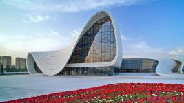 Центр Гейдара Алиева окрасился в цвета флага Узбекистана