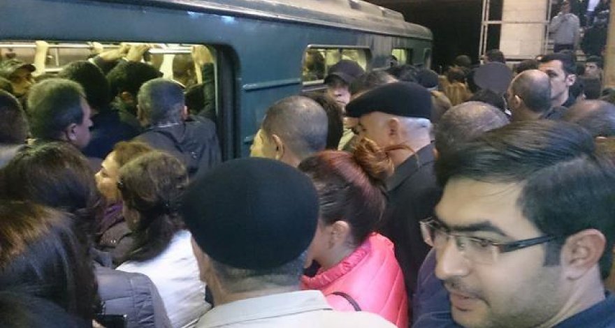 В "Бакметрополитене" назвали причину большого интервала между прибытиями поездов