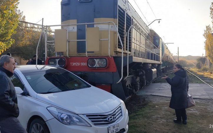 В Баку грузовой поезд протаранил автомобиль (фото и видео)