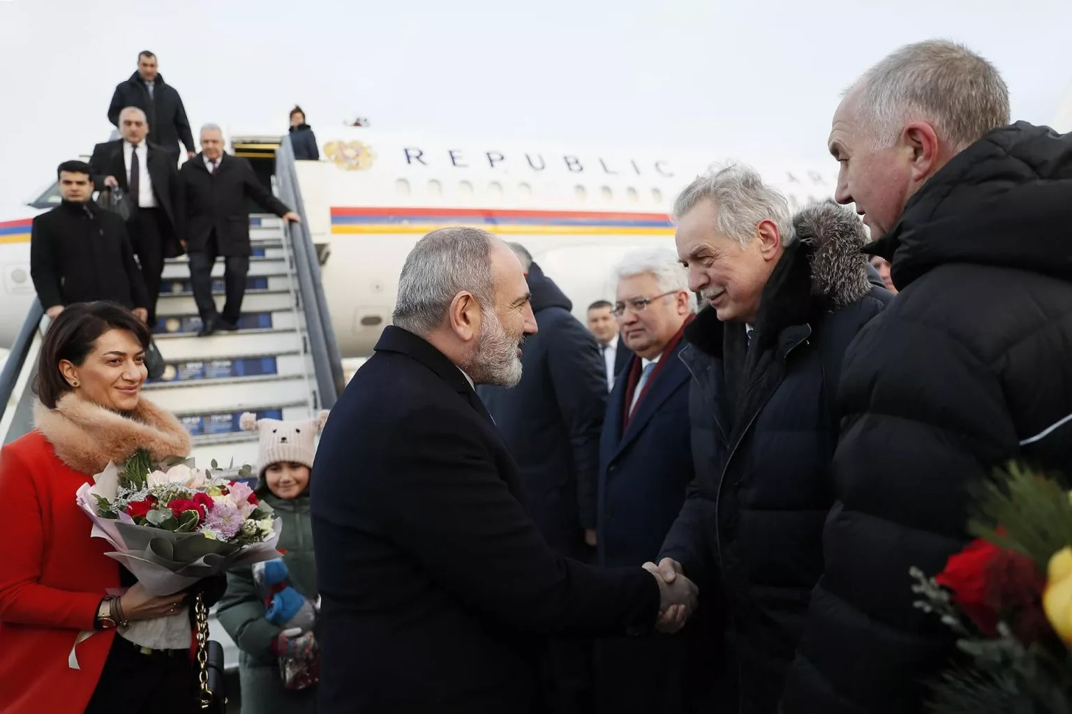 Paşinyan ailəliklə sammitə yollandı