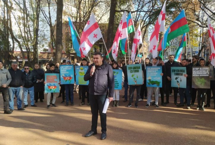 В Тбилиси активисты поддержали протест азербайджанцев на Лачинской дороге (фото)