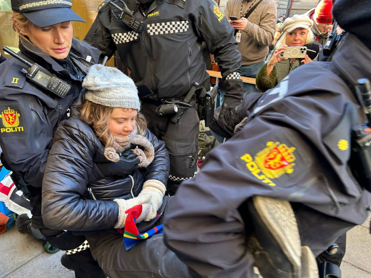 Грету Тунберг вынесли с акции протеста в Осло (видео)