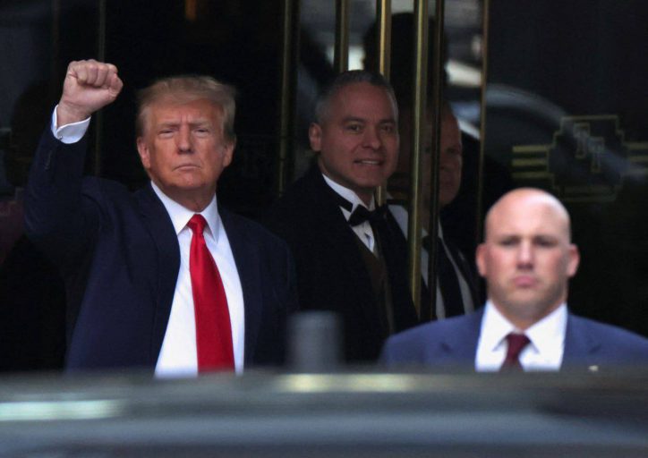 С Трампа сняли формальный арест, он покинул здание суда (обновлено, фото, видео)