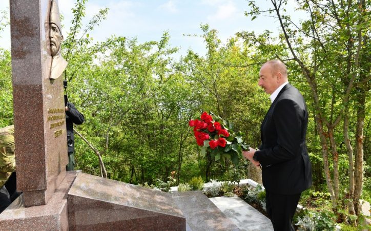 Ильхам Алиев посетил могилу Мир Мохсуна Навваба Карабаги на Джидыр-дюзю (фото)