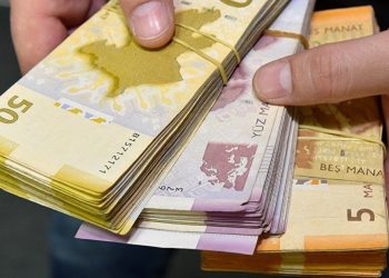 Среднемесячная зарплата в Баку приближается к 1,2 тыс. манатов