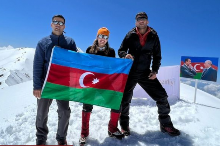 Сотрудники МЧС почтили память шехидов на пике Зафар