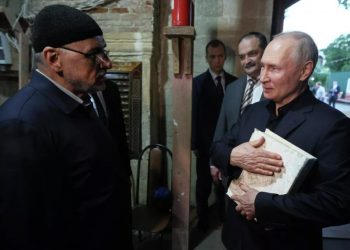 Путин получил в Дербенте в подарок Коран