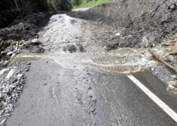 Сель разрушил дорогу в Лагич