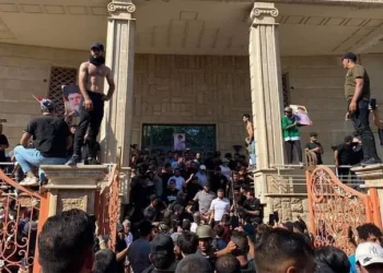 Протестующие подожгли посольство Швеции в Багдаде из-за акции по сожжению Корана (видео)