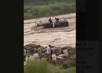 Более ста человек стали жертвами наводнений в Индии (видео)