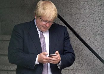 СМИ: Джонсон поставил под угрозу расследование по ковиду, забыв пароль от телефона