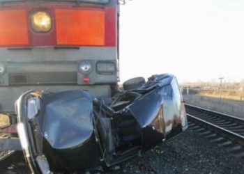 В Азербайджане автомобиль столкнулся с тепловозом, есть пострадавшие