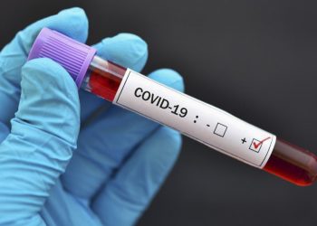 Продлен срок выплаты надбавок к зарплате медработников, борющихся с COVID-19