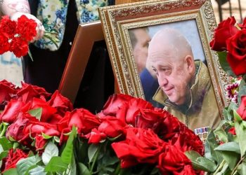 Вместо жены Пригожина на могилу бизнесмена пришла супруга его двойника