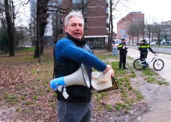 Глава отделения Pegida в Нидерландах порвал экземпляр Корана