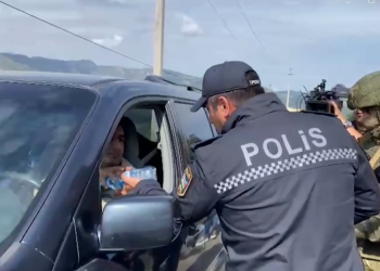 Азербайджанские полицейские раздали воду застрявшим в пробке армянам (видео)