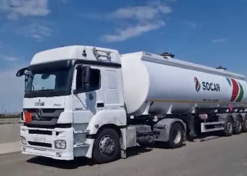Два автомобиля SOCAR с топливом отправились в Ханкенди