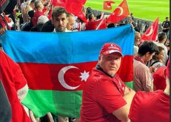 Флаги Азербайджана на матче Турция - Армения