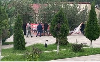 В Ханкенди убирают баннер с фотографиями боевиков, уничтоженных в ходе 44-дневной войны (видео)