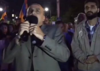 Ереванцы осадили посольство РФ и оскорбили Путина и Лаврова (обновлено, видео) 29 Ереванцы осадили посольство РФ и оскорбили Путина и Лаврова (обновлено, видео)