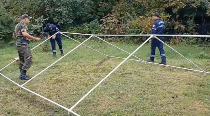 Сотрудники МЧС разбили палатку для лишившегося дома жителя Габалы (фото)